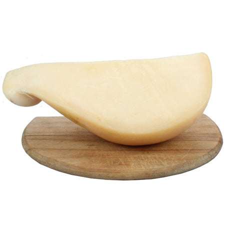 Formaggio Caciocavallo Silano DOP — stagionato naturalmente e dal sapore intenso, ideale per taglieri