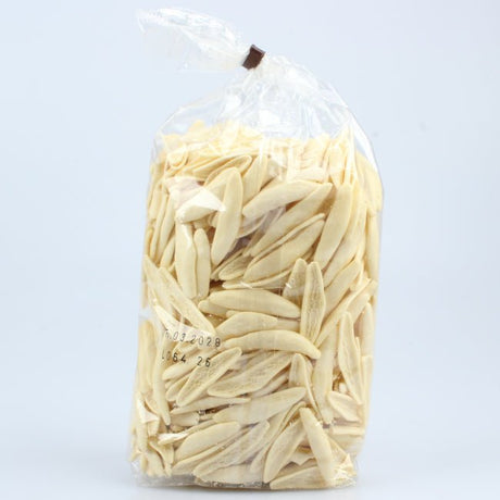 Primo piano delle Foglie d'ulivo Lucanella trafilate al bronzo, pasta artigianale dalla superficie ruvida