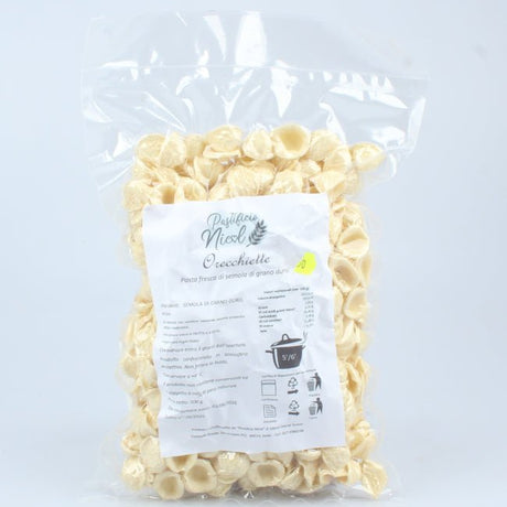 Primo piano di orecchiette dalla tipica forma concava, simbolo della tradizione del Sud Italia. Pasta Fresca Lucana