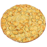 Trancio di focaccia con zucchine fresche e formaggio filante cotta nel forno tradizionale di San Brancato