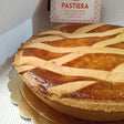 Pastiera Artigianale Lucanacon pasta frolla ricotta e grano cotto