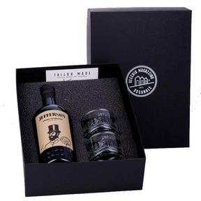 Bottiglia di Amaro Jefferson, amaro artigianale calabrese dal colore ambrato e dalle intense note agrumate ed erbacee